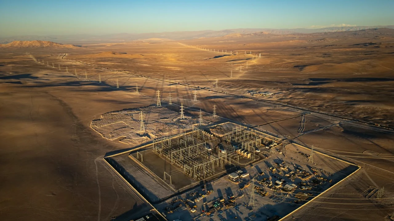 Vista aérea de una subestación y líneas de transmisión en el desierto